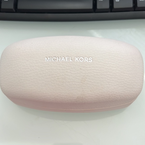 Michael Kors sunglasses with case 😎 - Picture 6 of 9